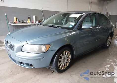 2005 Volvo S40 2.4I from USA, damaged, VIN YV1MS382352109304